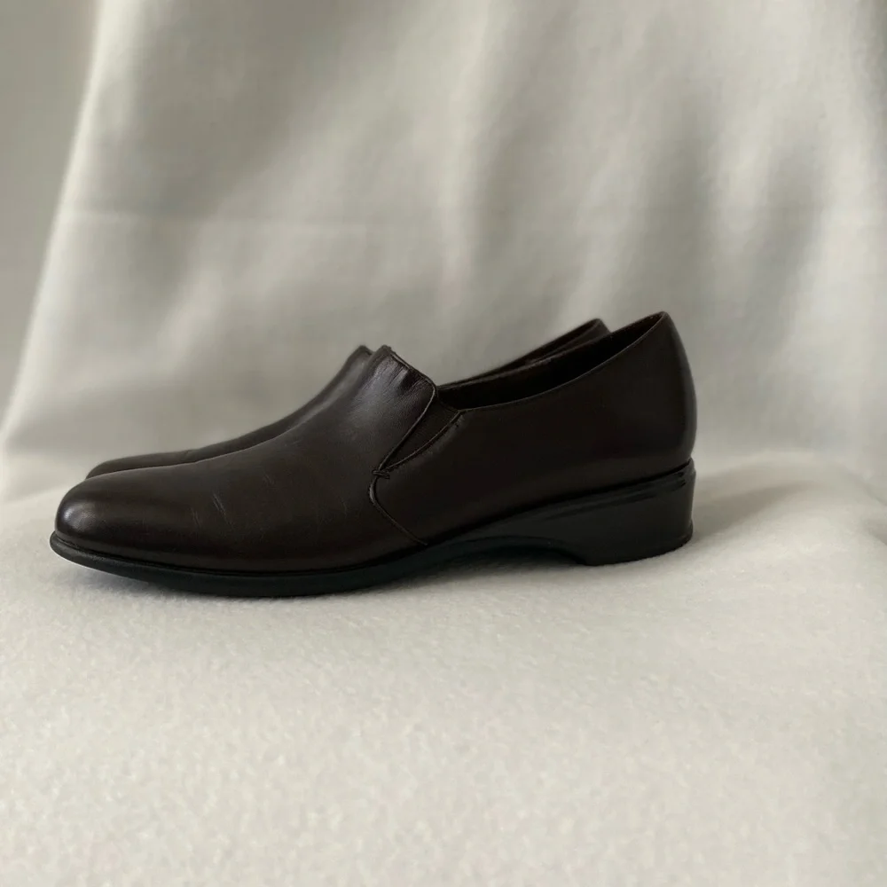 Munro American Proper Size Proper Fit Size 9 Brown Leather Slip On Walking Shoes